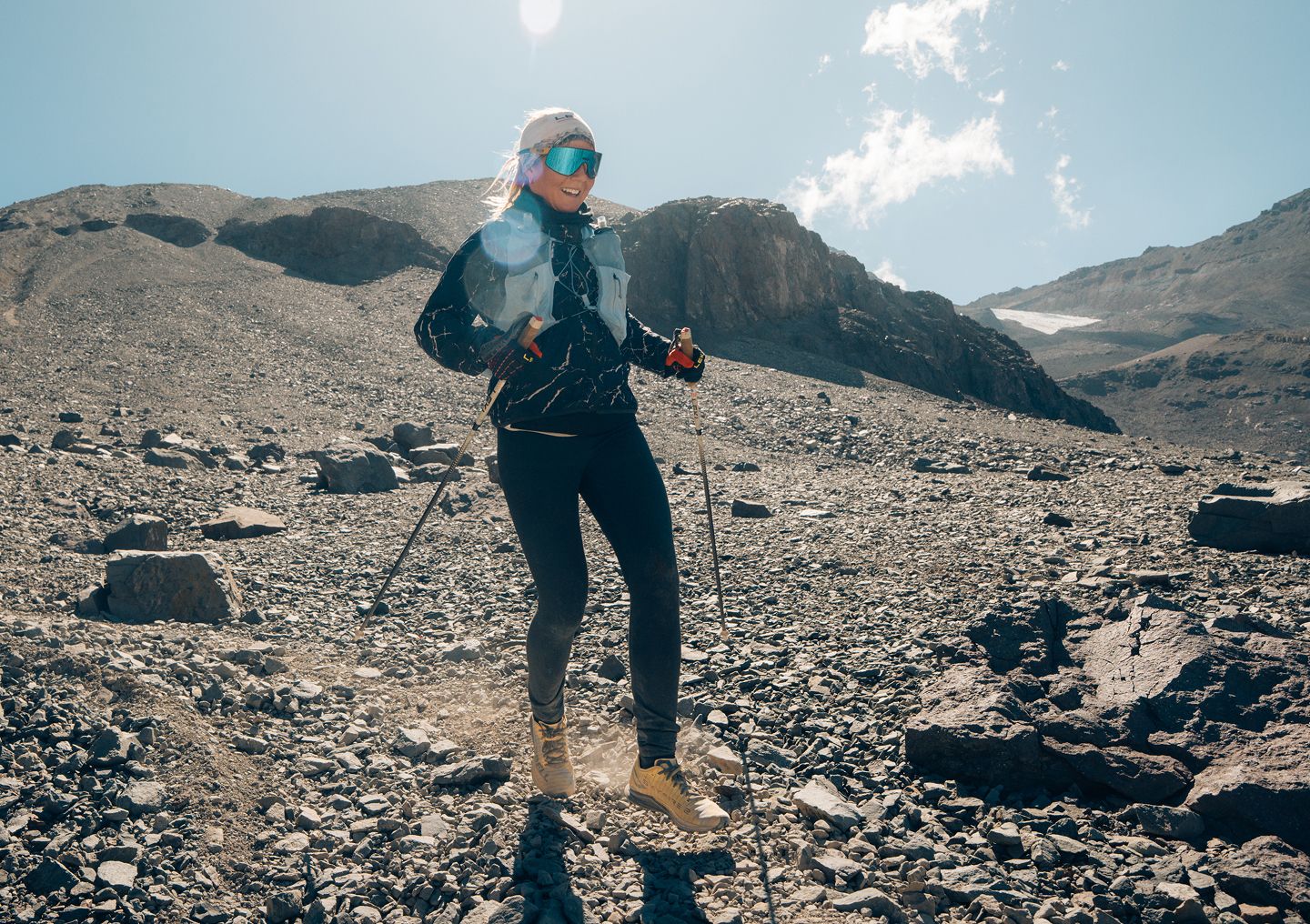 Lina El Kott Helander running on a rocky mountain trail